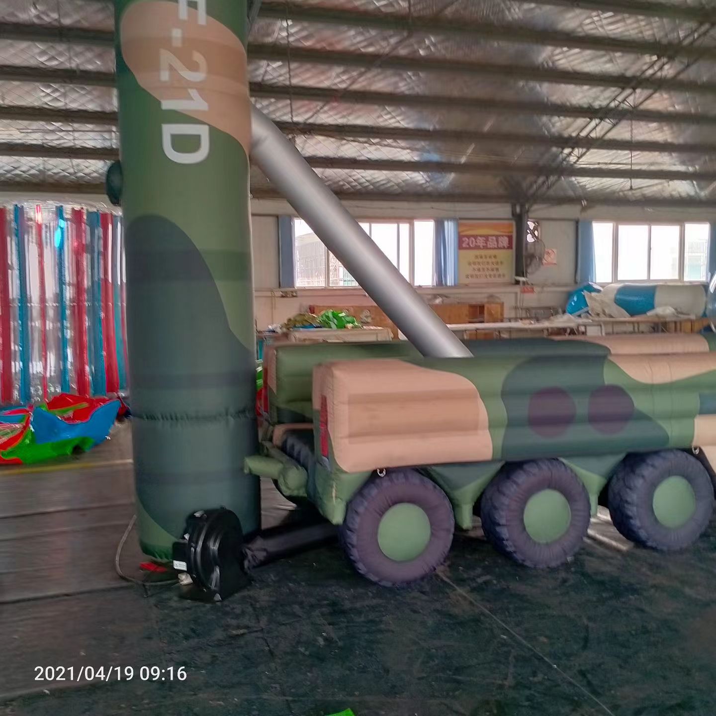 五峰军事演习中的充气目标车辆：模拟发射车雷达车坦克飞机